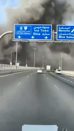 پس از حمله ایران به پایگاه آمریکا در بحرین، دود به هوا برخاسته است