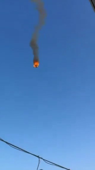 تصویری از سقوط جنگندهٔ دیگری که در آتش پدافند ایران درحال سوختن است