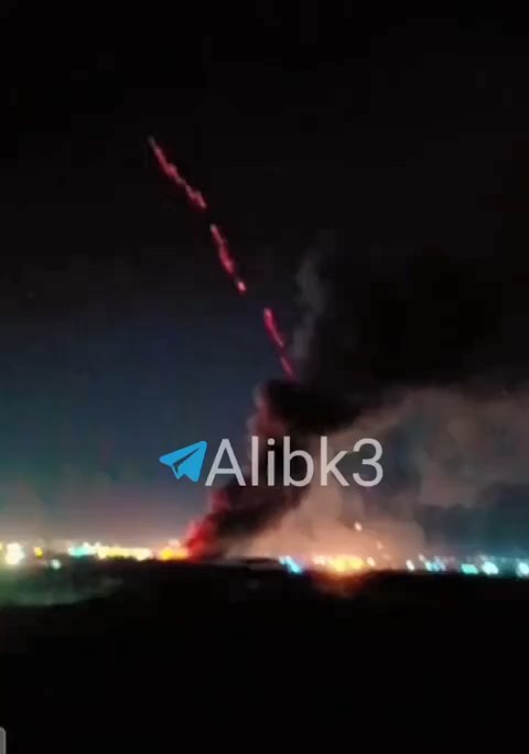 آتش و دود در محل اصابت‌ها به پایگاه نظامیان آمریکایی در سلیمانیه عراق