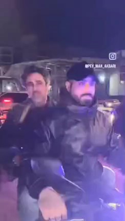 جواد قارایی مستند ساز ایرانی دوربین را زمین گذاشت و سلاح را برداشت تا با نیروهای امنیتی در ایست بازرسی و گشت‌ها شرکت کند.