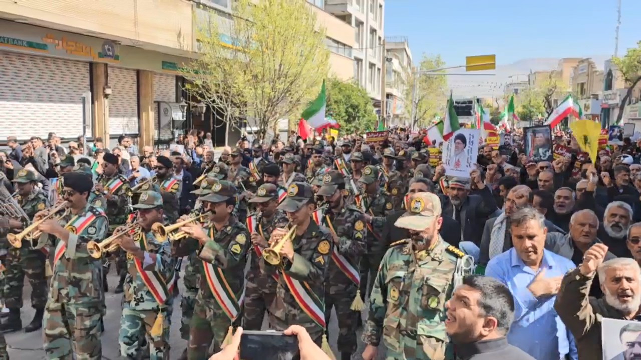 تشییع باشکوه پیکر ۲۴ شهید ناوشکن دنا در شیراز