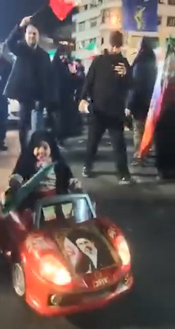 نونهال انقلابی با پستانک در دهان و خودرو شخصی برای راهپیمایی به خیابان آمده است.