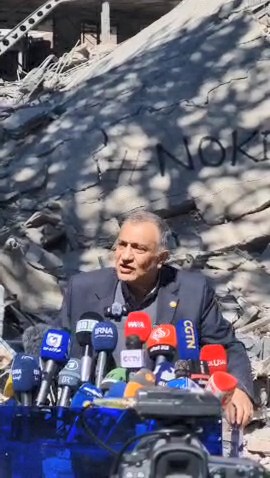 رئیس دانشگاه صنعتی شریف در محل بمباران این دانشگاه نشست خبری برگزار کرد