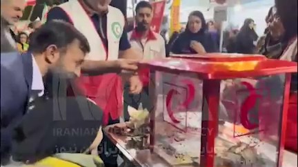 کودک رفسنجانی که پول‌های قلکش را به برای همراهی در جنگ رمضان اهدا کرد
