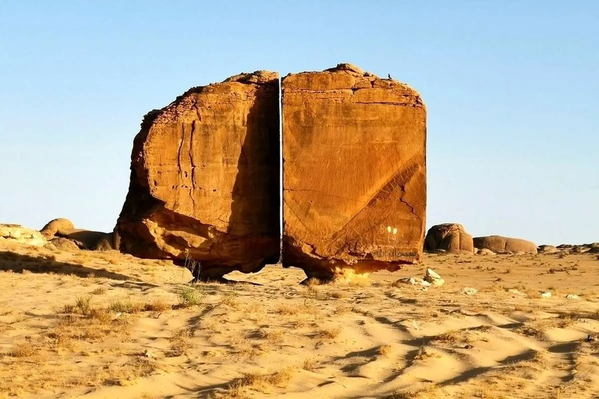 چه چیزی تخته‌سنگ مرموز النسلا در عربستان را دو نیم کرده است؟