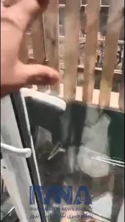 خونه این خانم تو جنگ منفجر شده ببینید دنبال چیه