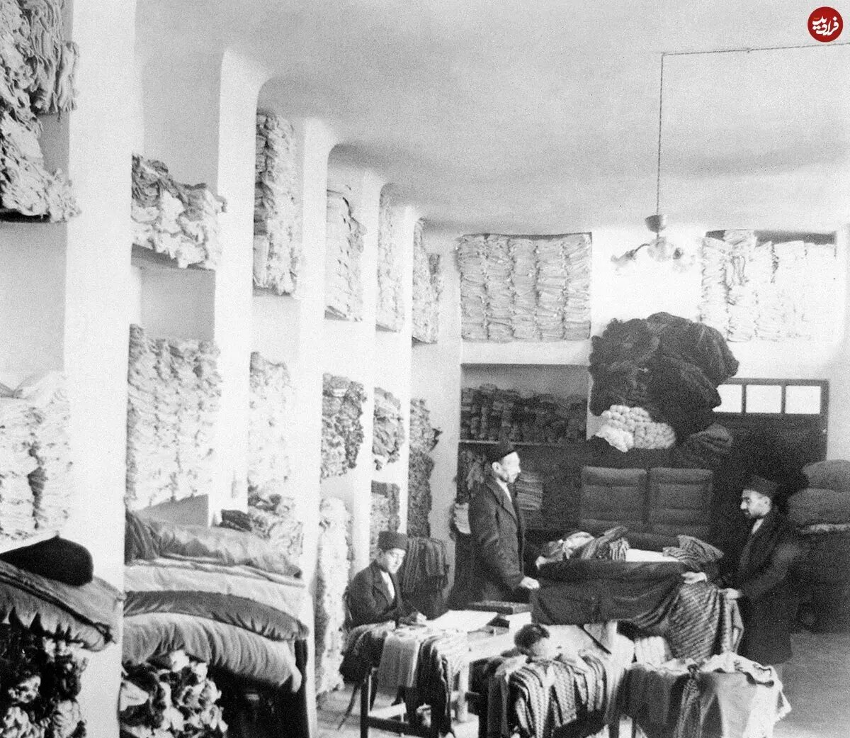 کشف تصویری کمتر دیده شده از دکان بزازی در تهرانِ دوره قاجار