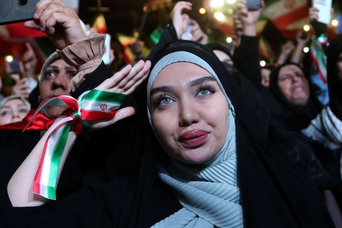تصاویر؛ تجمع شبانه در میدان انقلاب