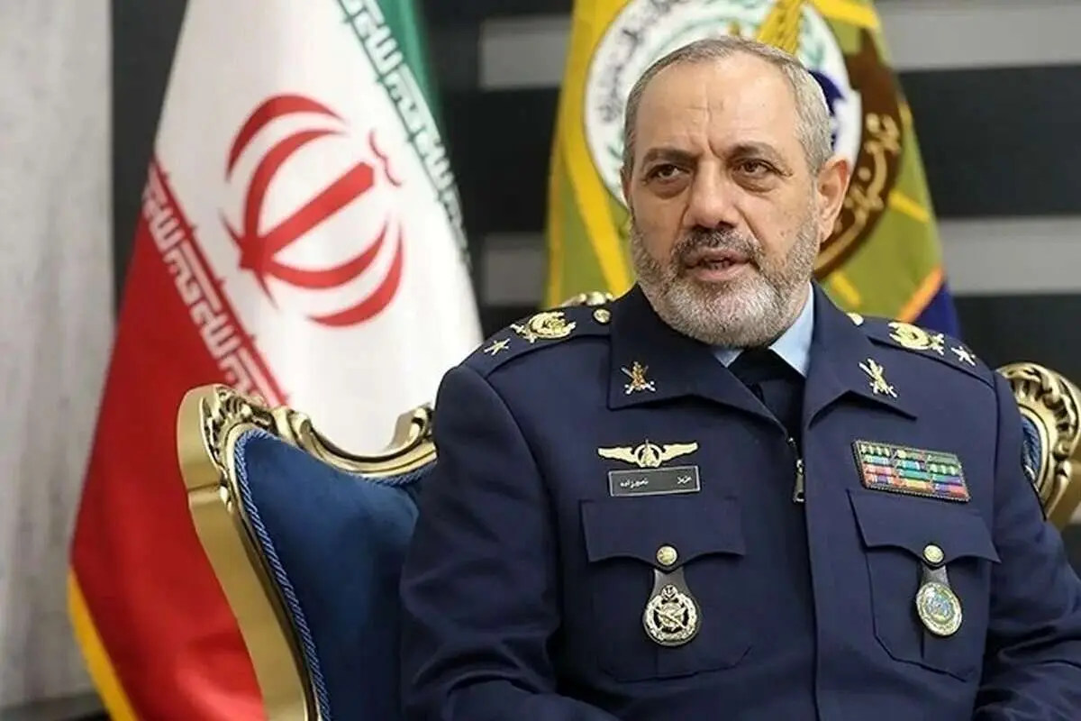 شهید نصیرزاده در کنار جنگنده f۵