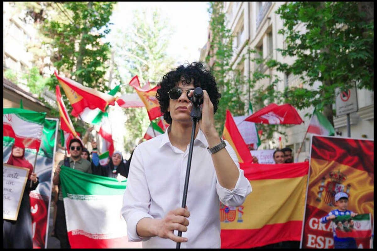 اجرای موزیک مقابل سفارت برای تشکر از همبستگی مردم اسپانیا با ایران