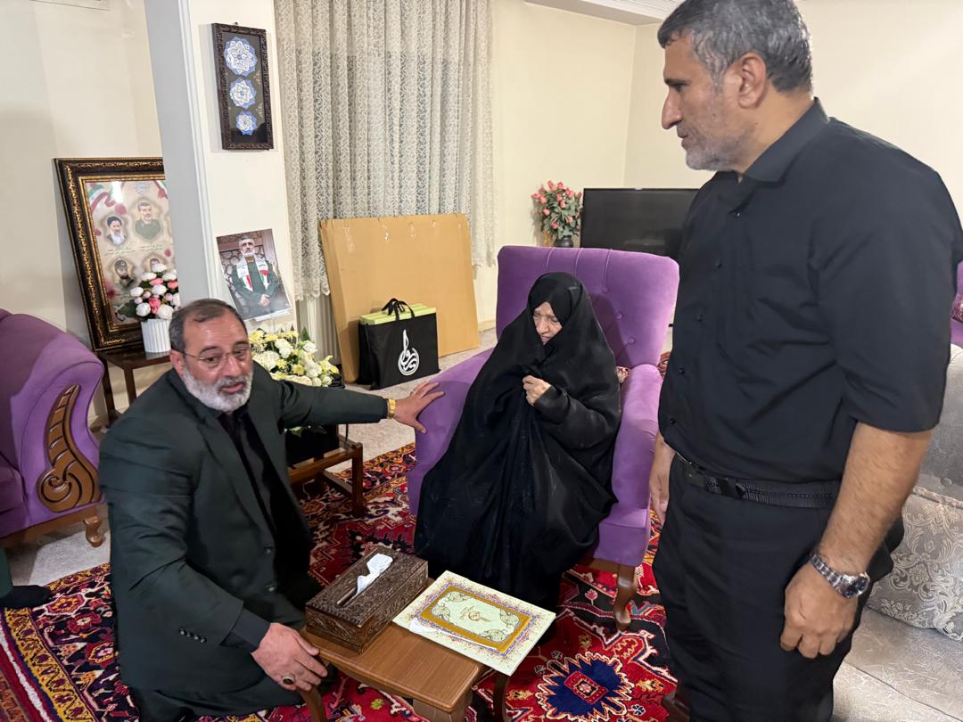 دیدار مسئولان قرارگاه اجرایی بیانیه گام دوم انقلاب با خانواده شهید سردار حاجی‌زاده