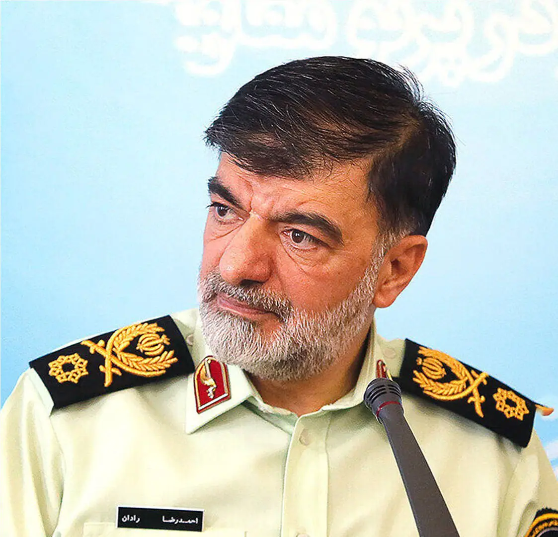 تعظیم سردار رادان در پخش زنده تلویزیونی