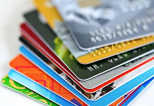 کپی ۳۷۹ کارت بانکی توسط راننده تاکسی اینترنتی