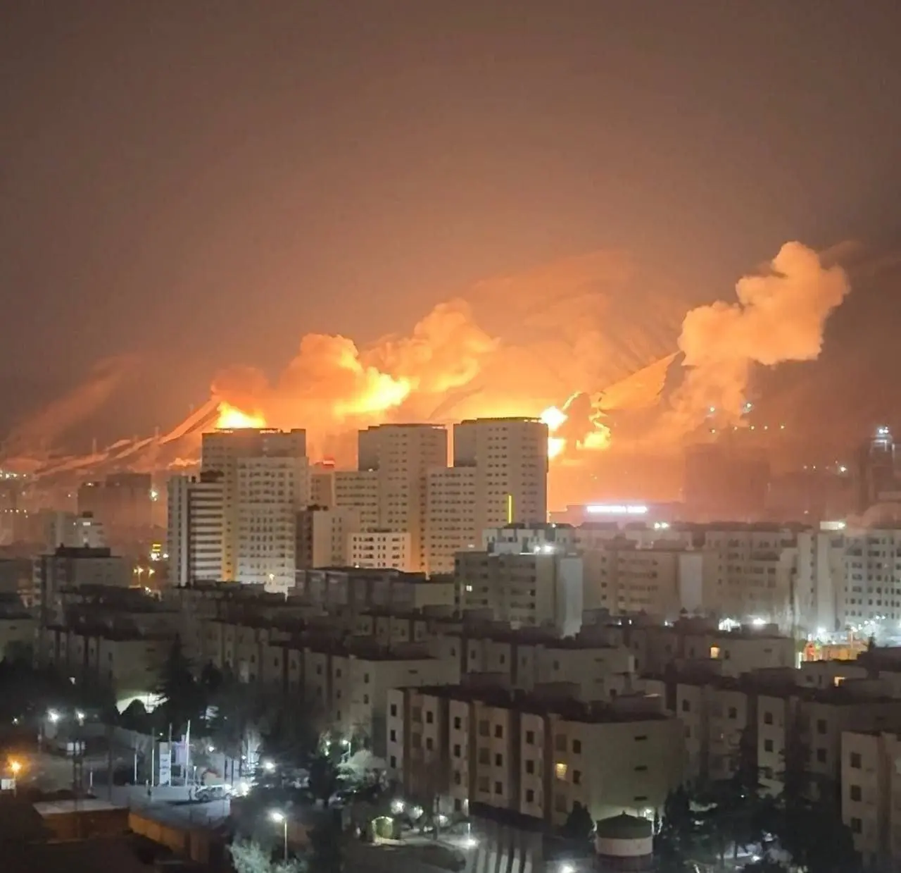 حداقل ۲۰ شهید در حملات موشکی در میدان نیلوفر تهران