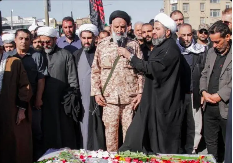 امام جمعه اهواز با لباس نظامی نماز میت خواند