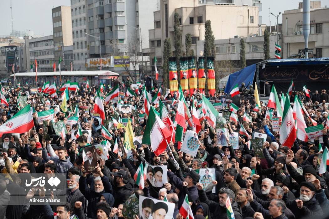 حضور متفاوت و غافلگیرکننده پزشکیان در راهپیمایی امروز!