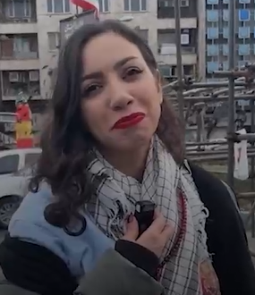 تصاویر دختر بی‌حجاب و روحانی در کنار هم در راهپیمایی