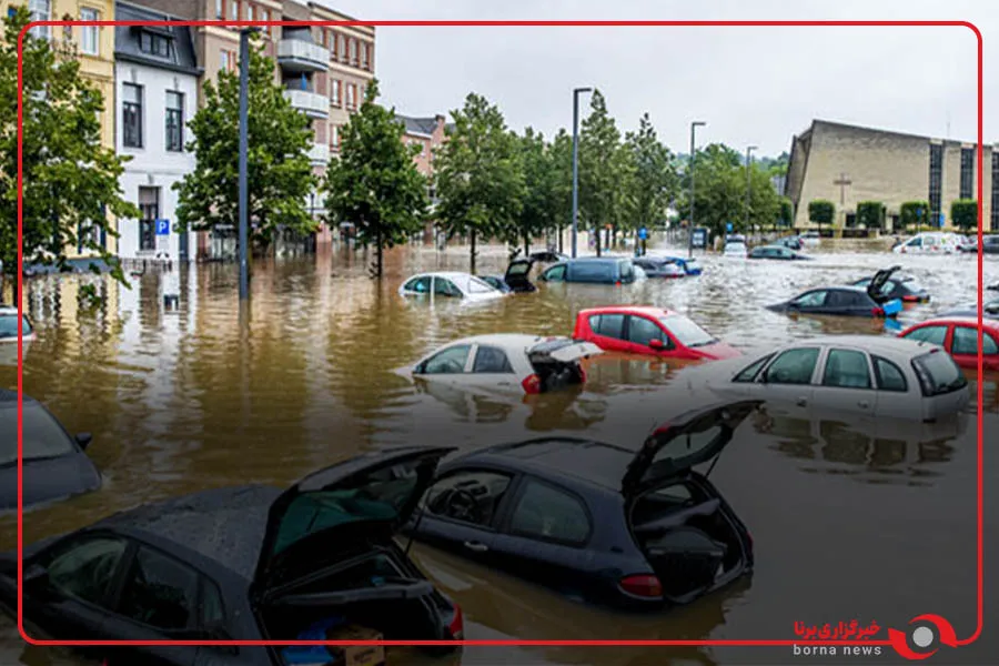 ببینید| استانبول زیر آب رفت؛ سیلاب خودروها را با خود برد