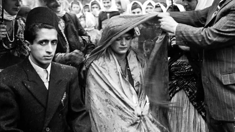 زنی که در سازمان ثبت احوال مرده به حساب می آمد. پای سفره عقد نشسته بود