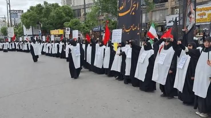 ببینید| حضور زنان کفن‌پوش در ایستگاه مترو تئاتر شهر
