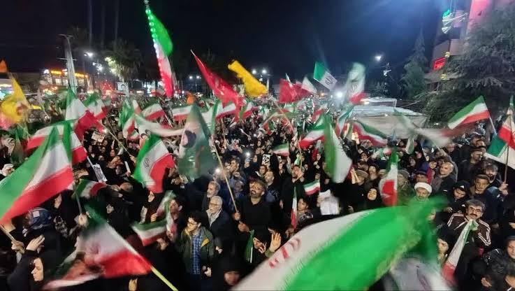 نام ظریف در تجمعات شبانه با شعر توهین‌آمیز خبرساز شد