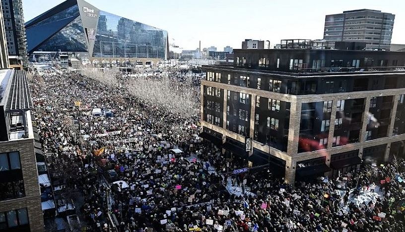 رفتار خشونت‌آمیز با مهاجران برای ترامپ دردسرساز می‌شود