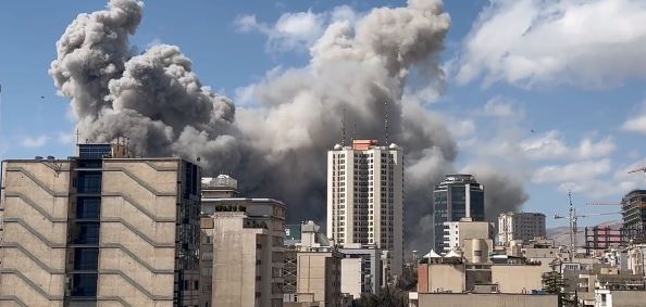 ویدیویی از دود عظیم حمله جنگنده‌ها به مرکز پلیس ایران