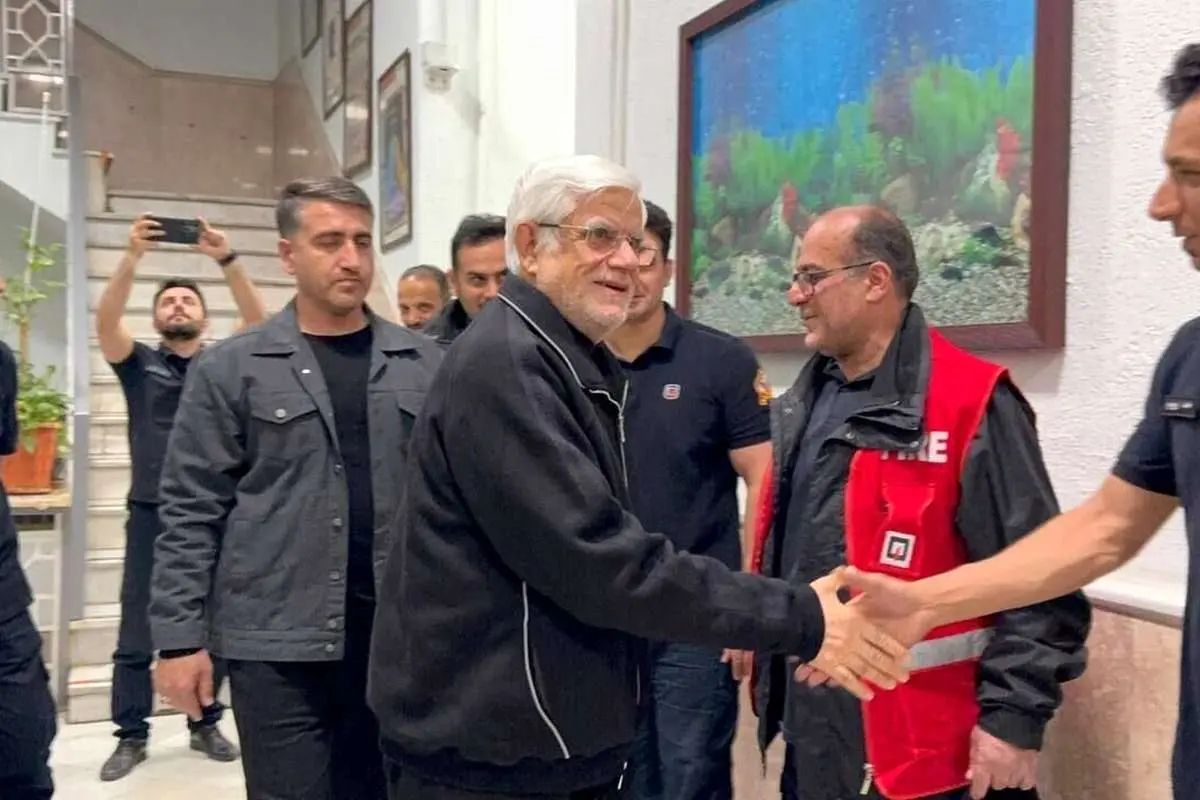 معاون اول پزشکیان در میان آتش‌نشانان تهران/ وقتی عارف در ایستگاه آتش‌نشانی بحث سیاسی کرد