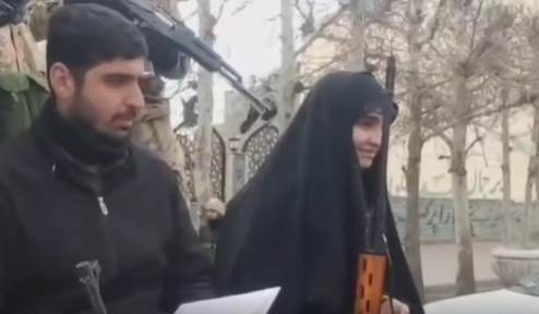 ببینید | عقد یک زوج با تفنگ در دست، پای تیربار!