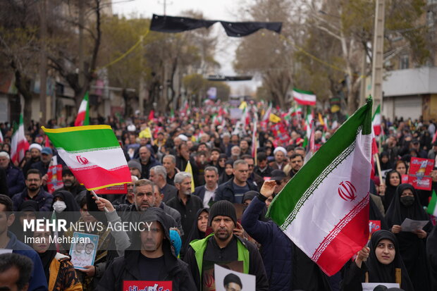 دشمن بداند مردم ایران تا پای جان از خاک و نظام دفاع می‌کنند