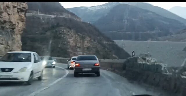 تردد روان در محورهای شمالی / بارش باران و مه‌گرفتگی در جاده‌های ۲۱ استان کشور