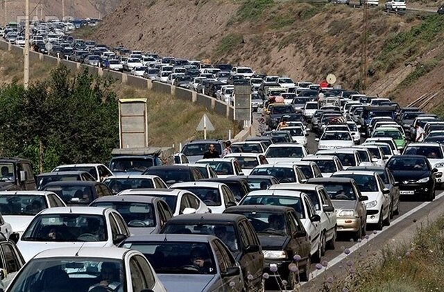 ترافیک سنگین در محورهای شمالی/ بارش باران و برف در جاده‌های ۲۵ استان