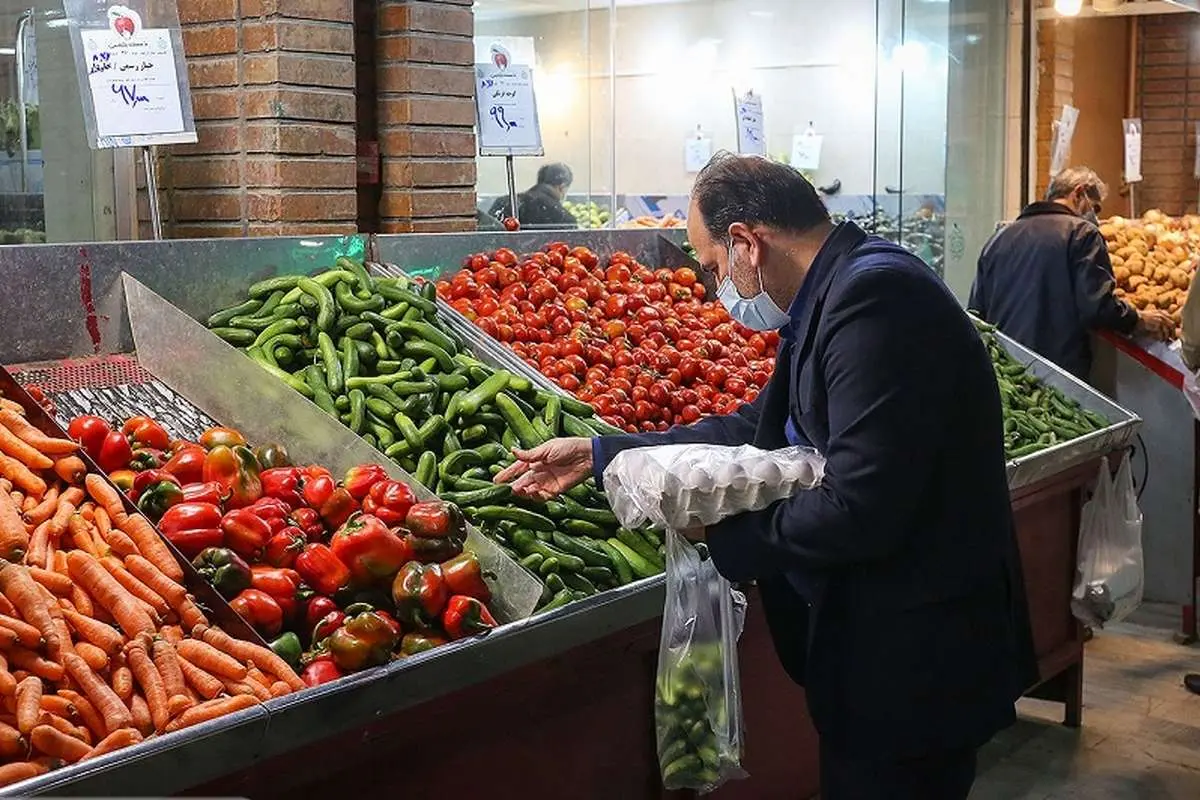 قیمت گوجه‌فرنگی به مرز ۱۰۰ هزار تومان رسید