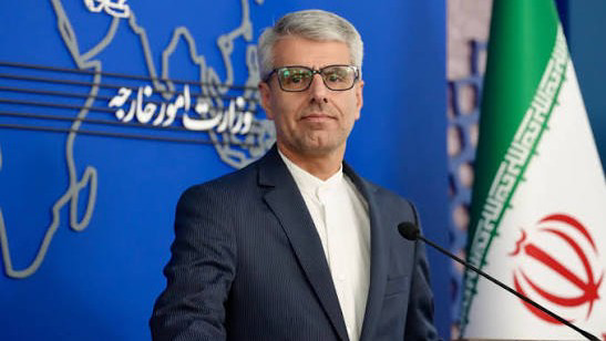 ناوشکن آمریکایی با هشدار قاطع ایران از تنگهٔ هرمز بازگشت