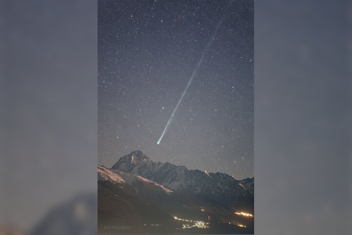 عکس روز ناسا و نمایش آسمانی یک دنباله‌دار