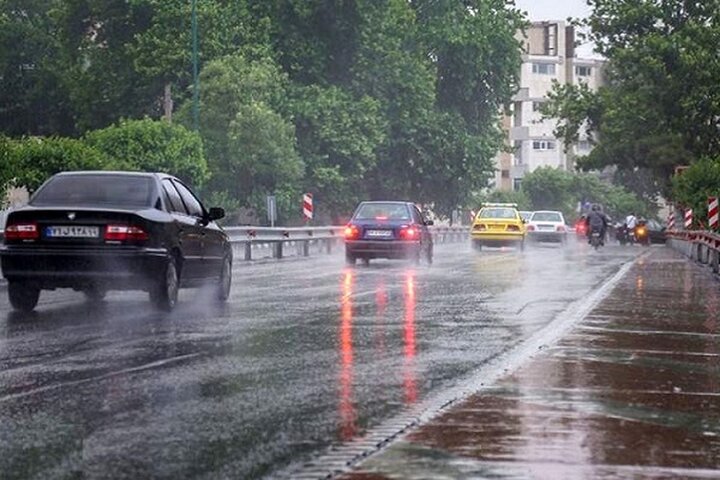وضعیت جاده های کشور/ ترافیک سنگین و بارش باران در محورهای چند استان