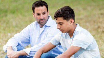 ۵ اشتباه والدین که نوجوان را دور می‌کند