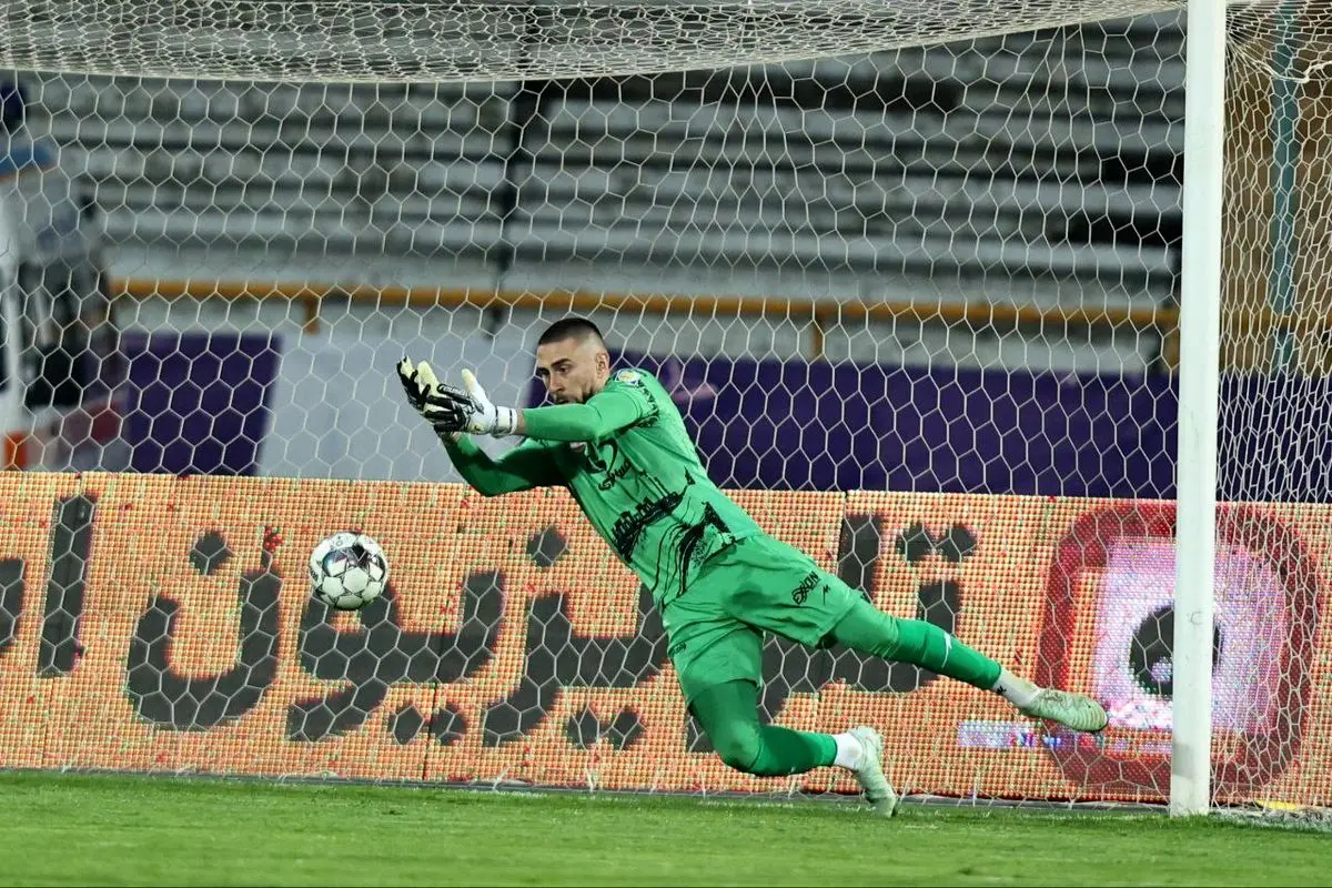 شوک بزرگ به تیم فوتبال پرسپولیس: دروازه‌بان ملی‌پوش در آستانه جدایی