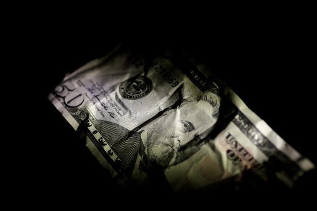 خداحافظی با دلار دولتی: فرصتی برای بازسازی اقتصاد