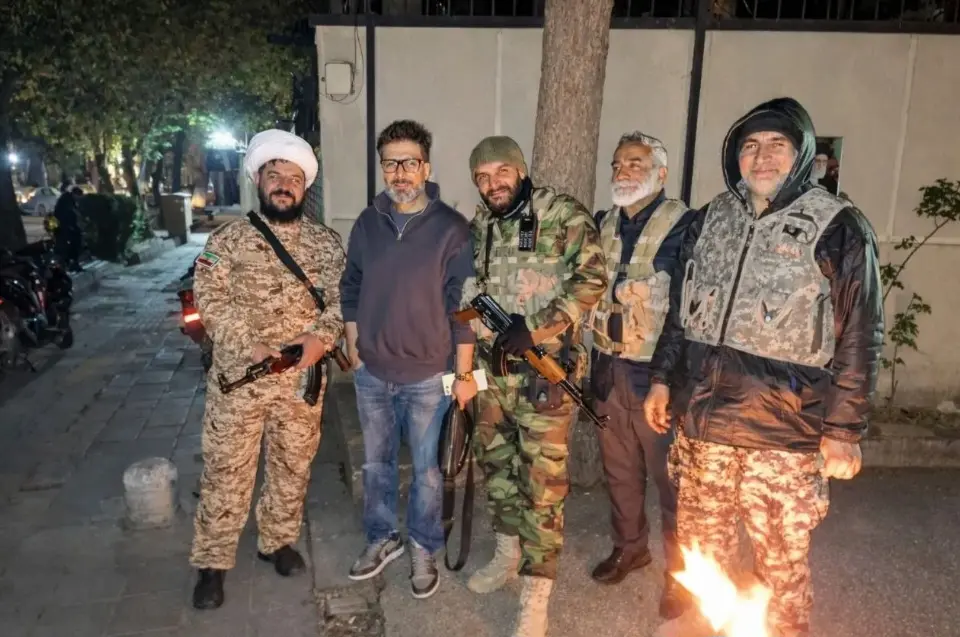 عکس وایرال‌شده از مجید واشقانی در ایست بازرسی نیاوران؛ حضور این بازیگر در کنار نیروهای بسیجی