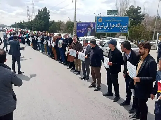 زنجیره انسانی مردم تبریز مقابل نیروگاه حرارتی؛ واکنش به حملات اخیر به زیرساخت‌ها