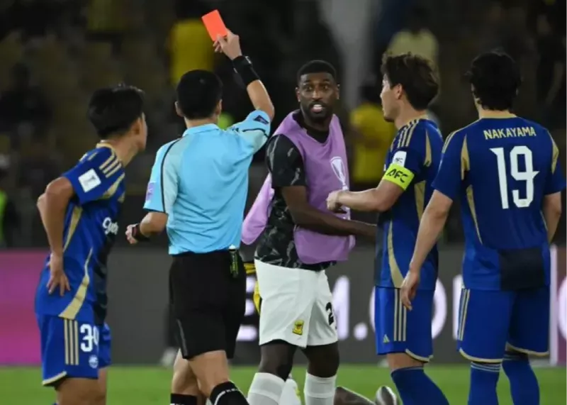 خشم انفجاری احمد؛ پرتاب آب دهان به داور پس از حذف الاتحاد!