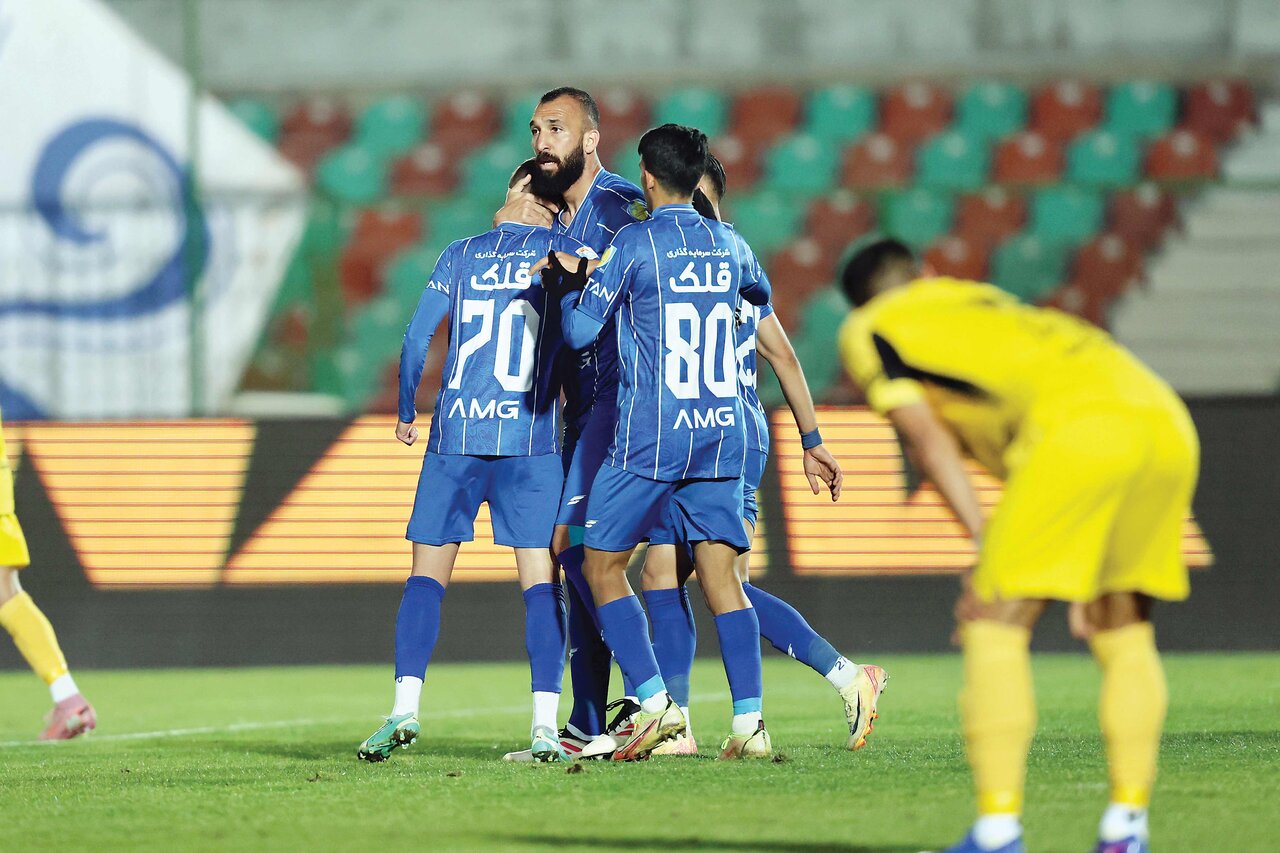 حمله تند پیشکسوت استقلال به پرسپولیس: همیشه ساز مخالف می‌زنید