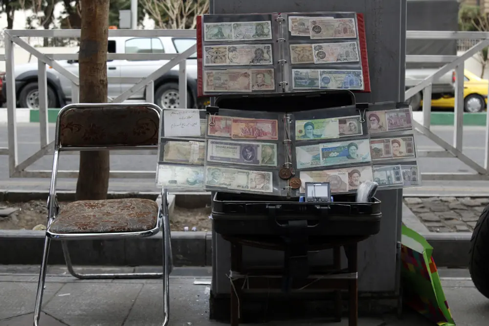 بازار داغ اسکناس نو در میدان فردوسی؛ صف‌های بانکی کم شد، دلال‌ها فعال‌تر شدند