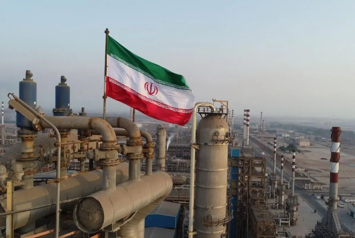 گزارش بلومبرگ: هشدار درباره کاهش ظرفیت ذخیره‌سازی نفت ایران در پی افت شدید صادرات