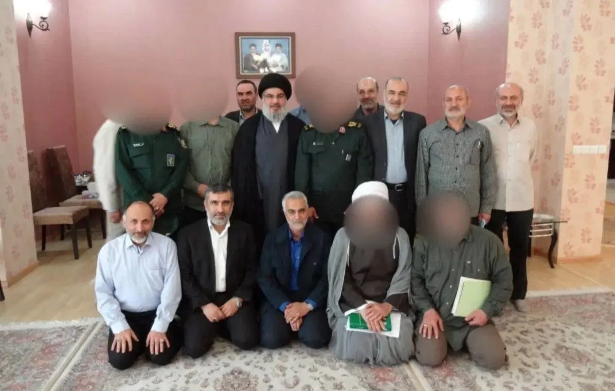 انتشار تصویری قدیمی از چند فرمانده نظامی در کنار سید حسن نصرالله در فضای مجازی