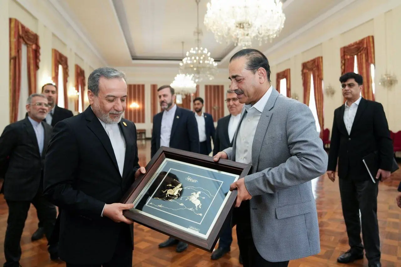 رمزگشایی از دیپلماسی چوگان؛ چرا هدیه خاص عراقچی به فرمانده ارتش پاکستان خبرساز شد؟