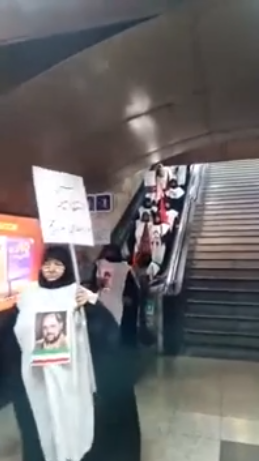 حضور خبرساز زنان کفن‌پوش در مترو تئاتر شهر؛ تصاویری که پربازدید شد