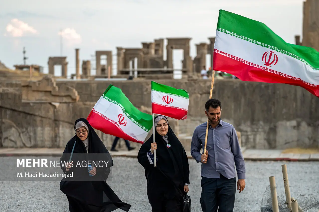 تصاویر اجتماع بزرگ جان‌فدایان تمدن ایران در تخت جمشید