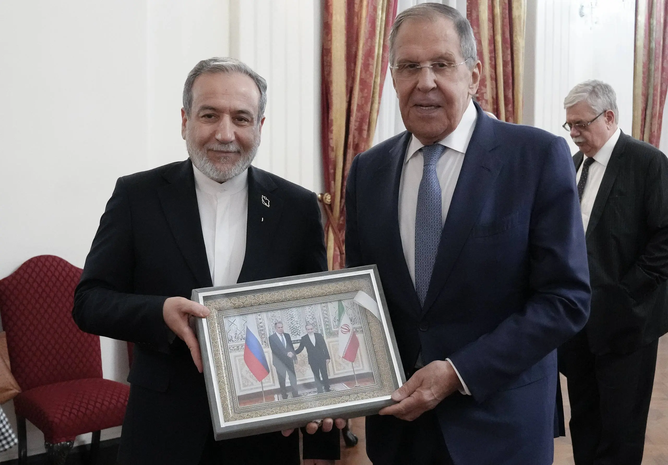 هدیه خاص عراقچی به لاوروف در تهران؛ قاب عکس مشترک دو وزیر خارجه خبرساز شد!